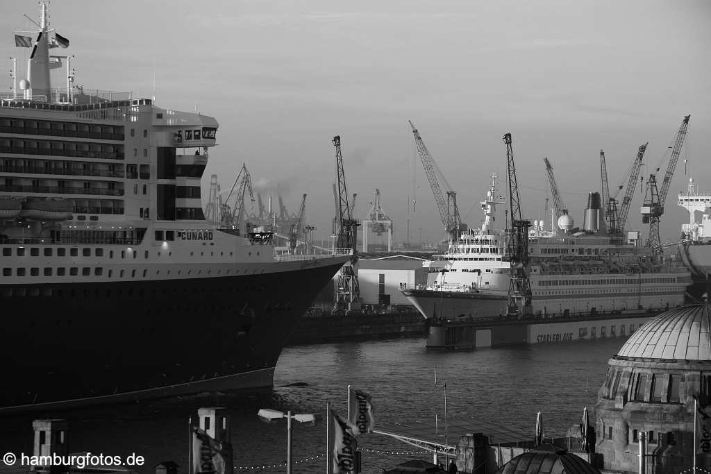 id104514 Hamburg | Kreuzfahrtschiff Queen Mary 2 beim eindocken Blohm+Voss, Trockendock Elbe 17, Landungsbrücken