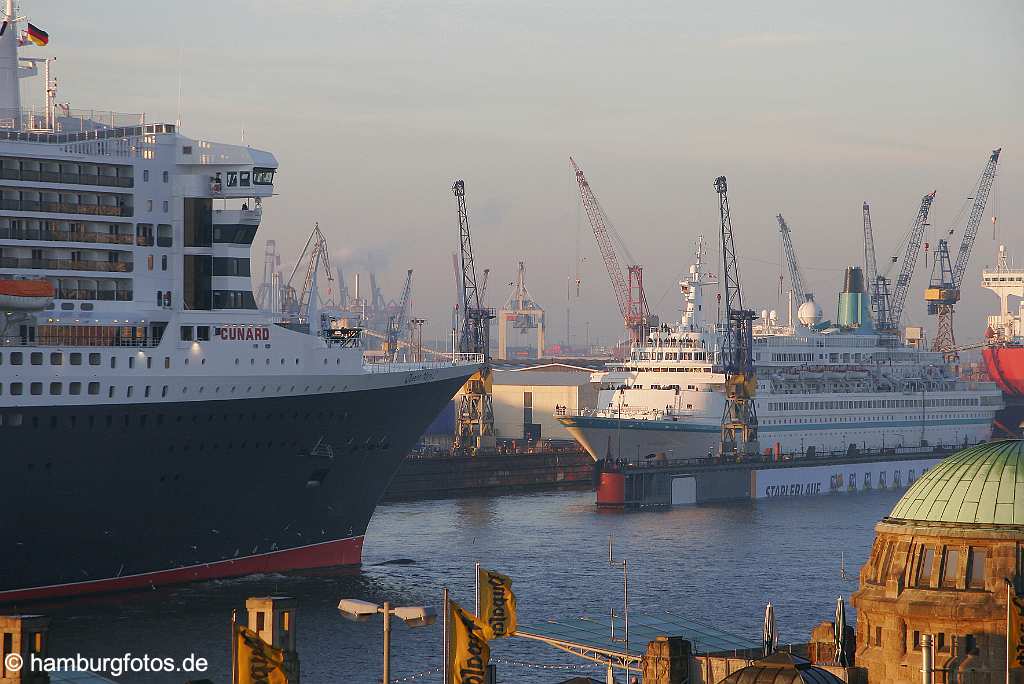 id104514 Hamburg | Kreuzfahrtschiff Queen Mary 2 beim eindocken Blohm+Voss, Trockendock Elbe 17, Landungsbrücken