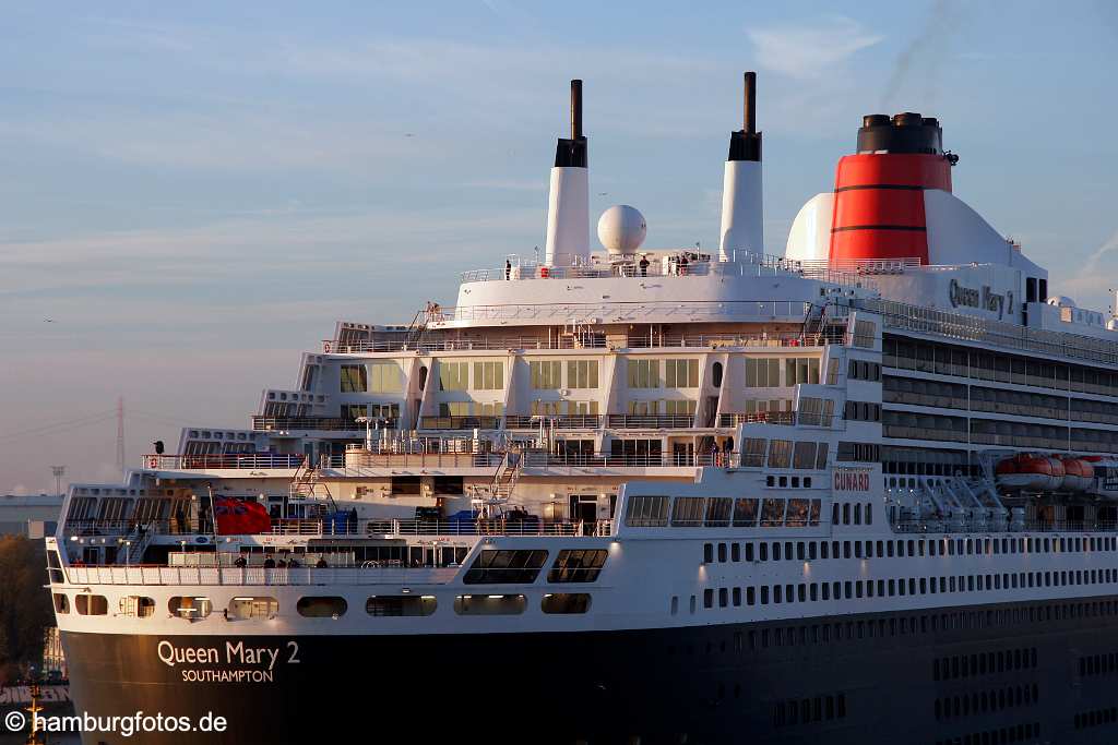 id104515 Hamburg | Kreuzfahrtschiff Queen Mary 2 beim eindocken Blohm+Voss, Trockendock Elbe 17, Landungsbrücken