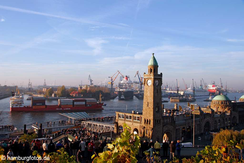 id104517 Hamburg | Kreuzfahrtschiff Queen Mary 2 beim eindocken bei Blohm+Voss, Trockendock Elbe 17, Landungsbrücken, Schiffsverkehr auf der Elbe