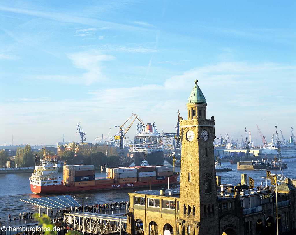 id104719 Hamburg | Hamburger Hafen, Kreuzfahrtschiff Queen Mary 2 bei Blohm+Voss, Luxusliner, Werft, Morgenrot Mittelformat, Mittelformatdia 6x7 cm, MF, Bilddaten bis ca. 700 MB von uns lieferbar