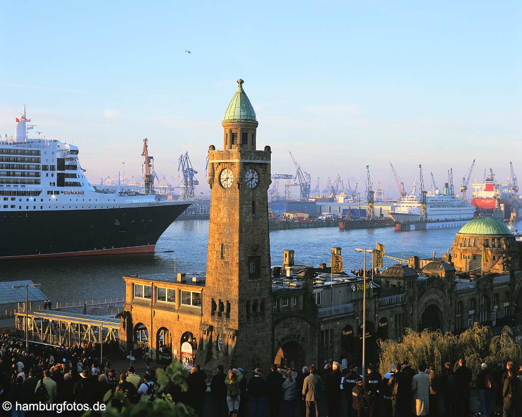 id104722 Hamburg | Hamburger Hafen, Kreuzfahrtschiff Queen Mary 2 bei Blohm+Voss, Luxusliner, Werft, Morgenrot Mittelformat, Mittelformatdia 6x7 cm, MF, Bilddaten bis ca. 700 MB von uns lieferbar