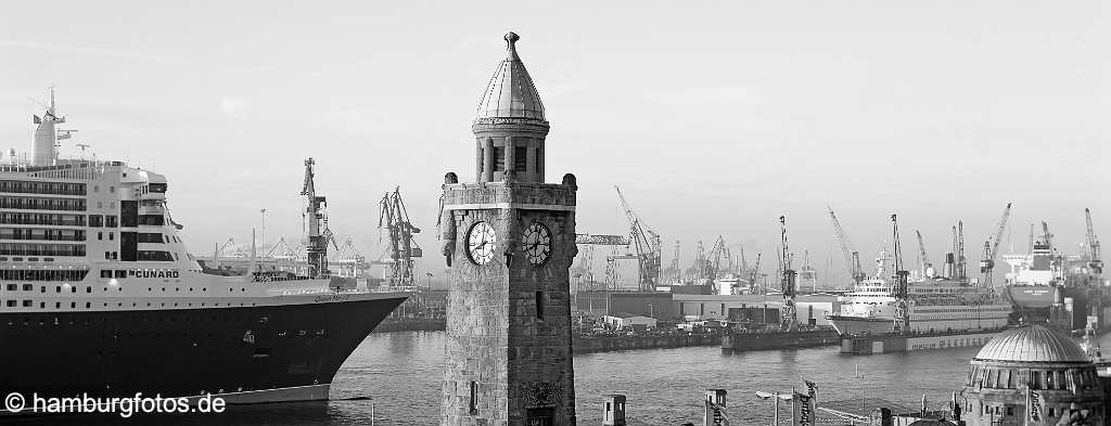 id104722_PAN_SW Hamburg | Hamburger Hafen, Kreuzfahrtschiff Queen Mary 2 bei Blohm+Voss, Luxusliner, Werft, Morgenrot Mittelformat, Mittelformatdia 6x7 cm, MF, Bilddaten bis ca. 700 MB von uns lieferbar