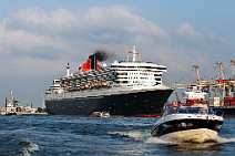 bz0442 Das Kreuzfahrtschiff "Queen Mary 2" laeuft aus dem Hamburger Hafen aus, zahlreiche kleine Schiffe begleiten den Luxusliner. Zahlreiche Boote und ein grosser...