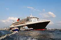 bz0448 Das Kreuzfahrtschiff "Queen Mary 2" laeuft aus dem Hamburger Hafen aus, zahlreiche kleine Schiffe begleiten den Luxusliner. An Deck stehen winkende Passagiere,...
