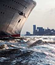 bz0450 Das Kreuzfahrtschiff Queen Mary 2 laeuft aus dem Hamburger Hafen aus. Abenstimmung, Blick auf den Hamburger Fischmarkt