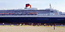 id101068 Das Kreusfahrtschiff Queen Mary 2 laeuft aus dem Hamburger Hafen aus.
