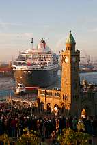 id104516 Hamburg | Kreuzfahrtschiff Queen Mary 2 beim eindocken Blohm+Voss, Trockendock Elbe 17, Landungsbrücken