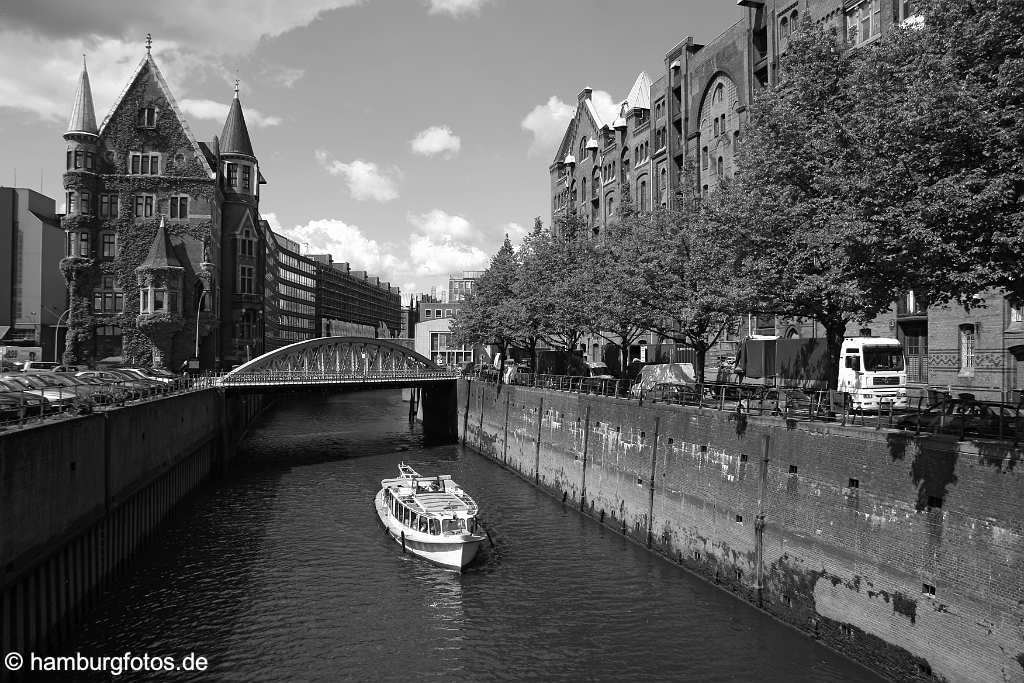 Hamburg_schwarzweiss_043_ALTE Hamburg | Hamburg Altstadt (PLZ 20457) | Speicherstadt, Barkasse im St. Annenfleet | historische Speicher, Laeger, Fleete