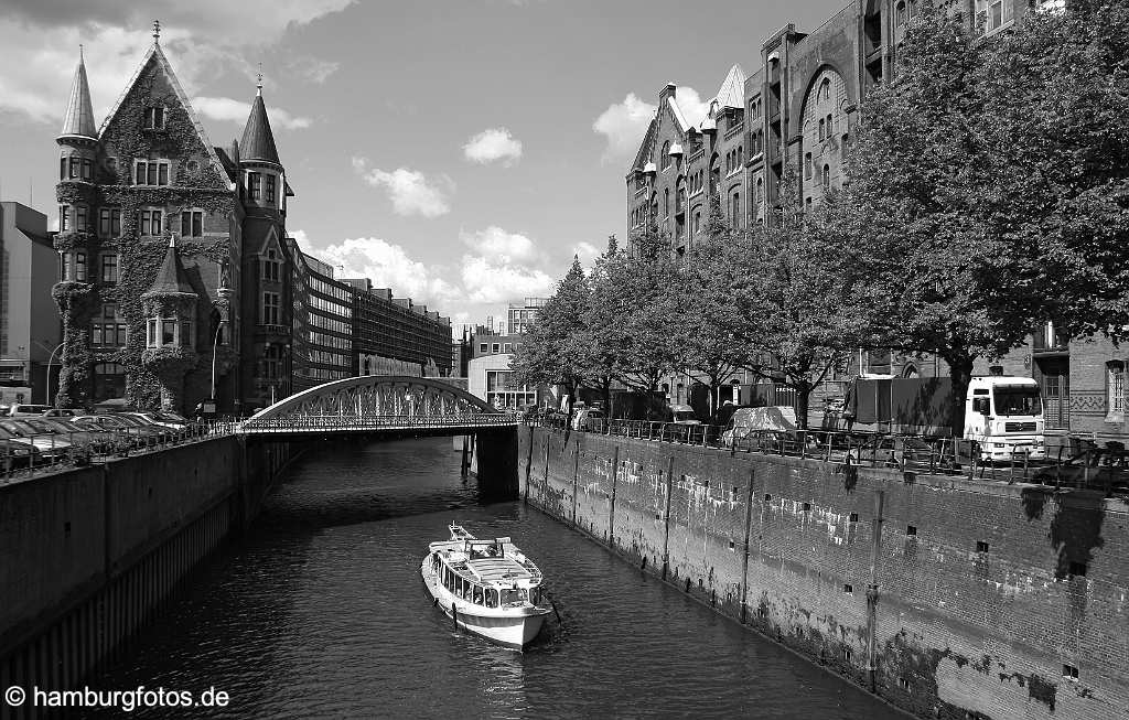 Hamburg_schwarzweiss_043_AUS Hamburg | Hamburg Altstadt (PLZ 20457) | Speicherstadt, Barkasse im St. Annenfleet | historische Speicher, Laeger, Fleete