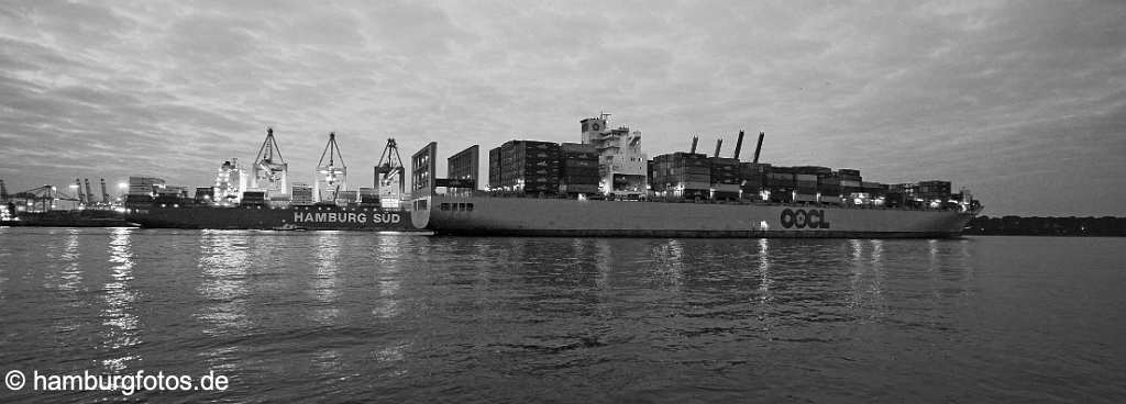 hamburg_schwarzweiss_006 Panoramabild Hamburg - Containerschiff beim HHLA Containerterminal am Morgen