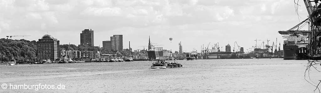 hamburg_schwarzweiss_009 Panoramabild der Elbe mit Bick in Richtung Hamburger Innenstadt