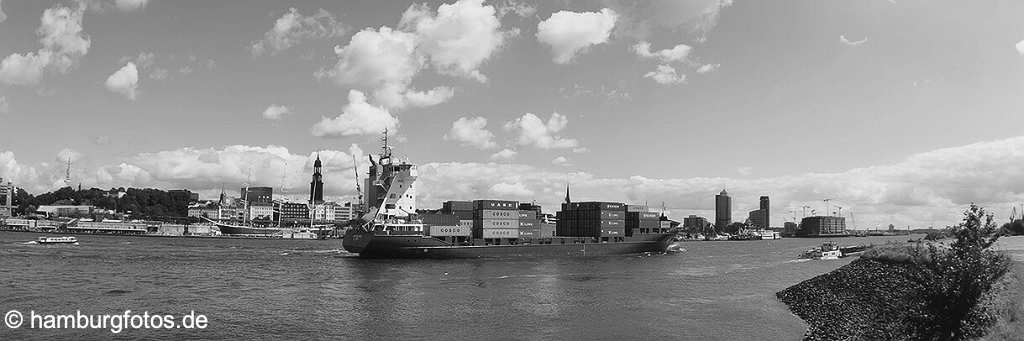 hamburg_schwarzweiss_015 Containerschiff zwischen St. Michaelis und Hafencity