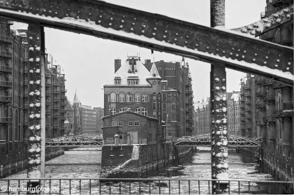 hamburg_schwarzweiss_017 Hamburger Speicherstadtmit dem Wasserschlößchen im Winter 2010