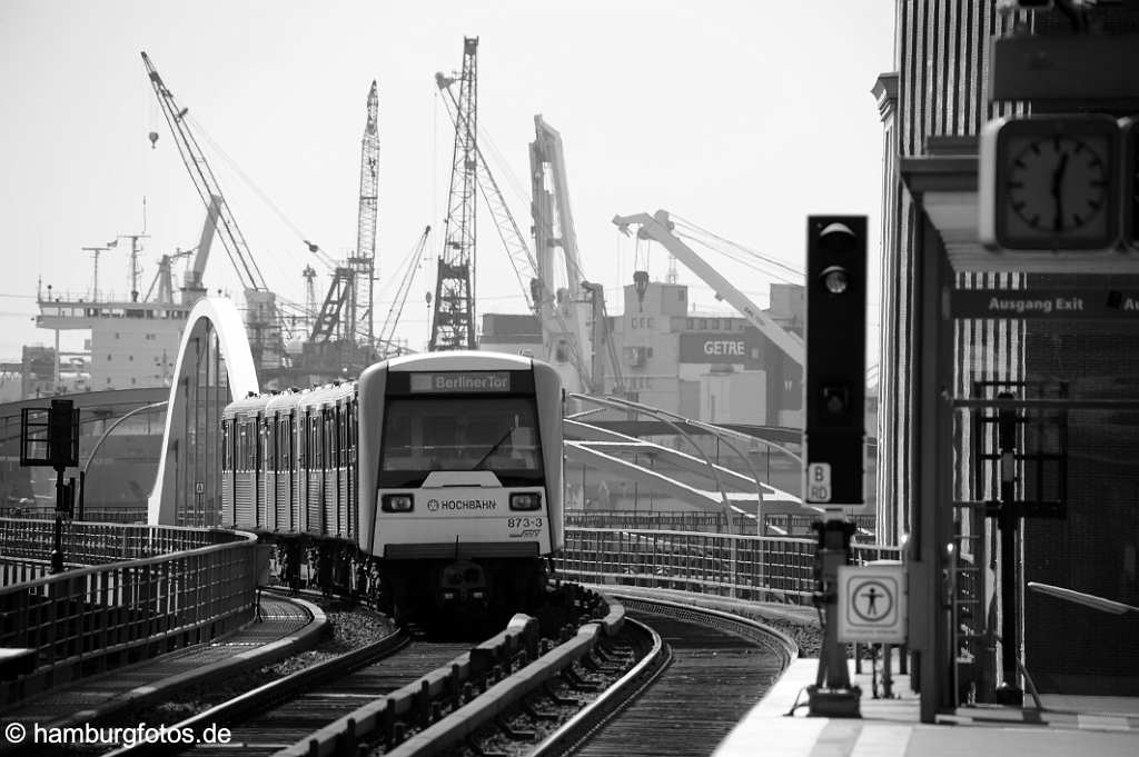 hamburg_schwarzweiss_020 Hamburg, LIne U3 der Hochbahn, Station Baumwall mit Blick auf den Hafen. Ein Zug faehrt in den Bahnhof ein. Das Wetter ist gut.