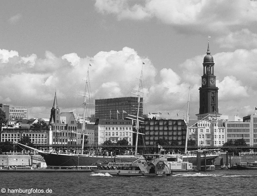 hamburg_schwarzweiss_027 Hafenmetropole Hamburg | 08/2007 - Die Hamburger Skyline aus suedlicher Sicht. Hafenfaehre auf der Elbe, dahinter Wahrzeichen St. Michaelis