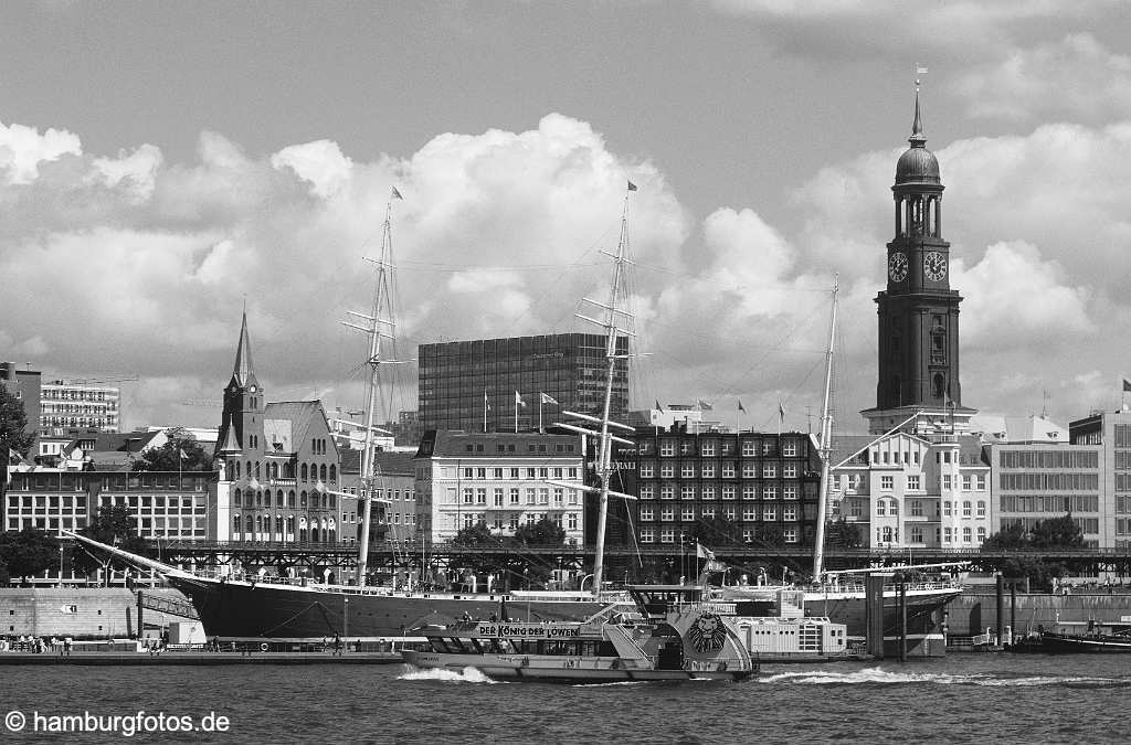 hamburg_schwarzweiss_027_2_3 Hafenmetropole Hamburg | 08/2007 - Die Hamburger Skyline aus suedlicher Sicht. Hafenfaehre auf der Elbe, dahinter Wahrzeichen St. Michaelis