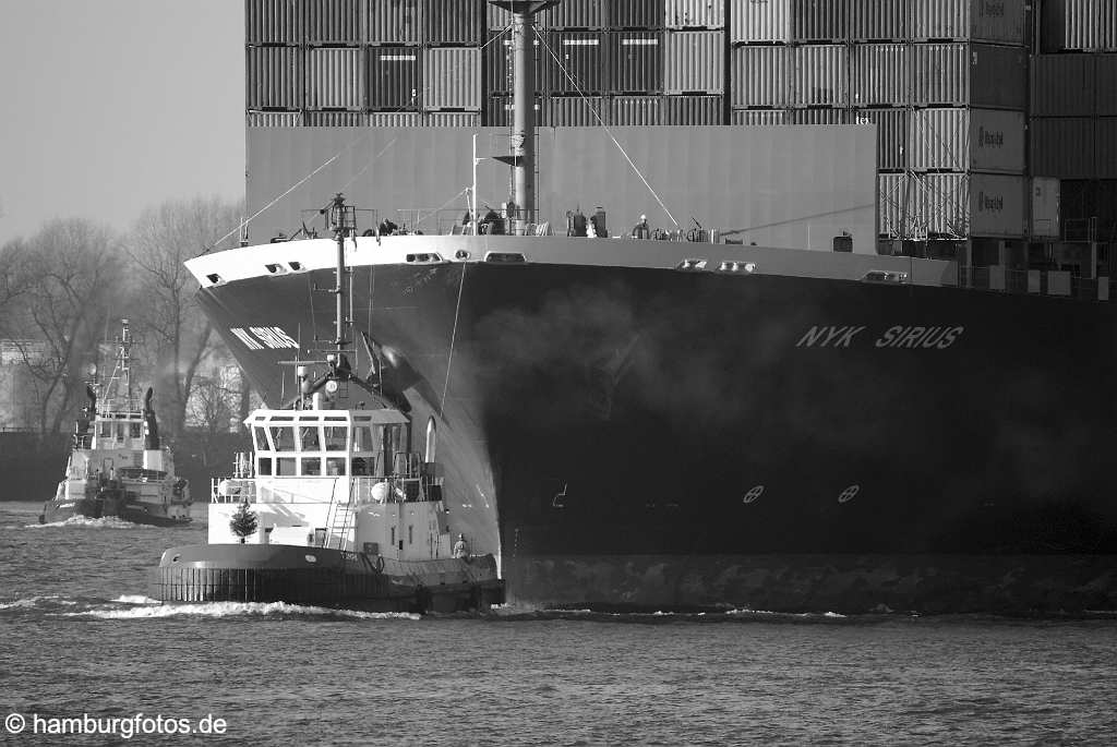 hamburg_schwarzweiss_028 Hansestadt Hamburg | Schiffsbug Contauinerschiff NYK SIRIUS mit Schlepper