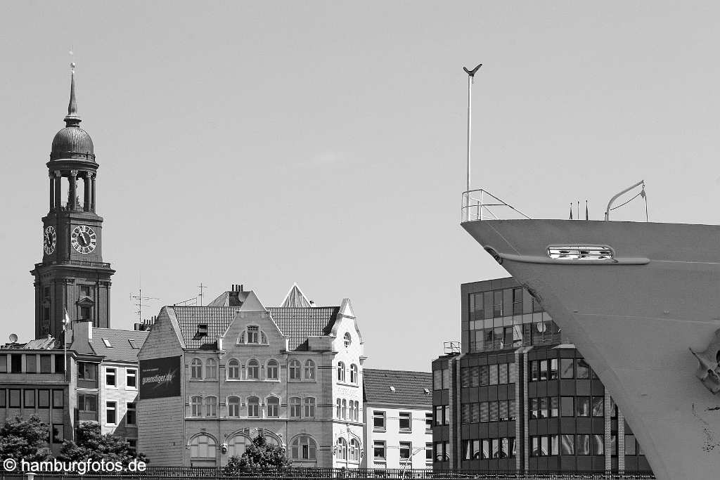 hamburg_schwarzweiss_029 Hamburg | Thema: Der Hamburger Hafen, Szenen und Skylines von den Landungsbrücken bis Finkenwerder | Skyline aus Elbsicht, St. Michaelis und Cap san Diego, Die weisse Lady