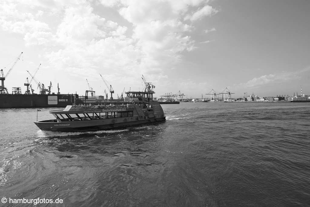 hamburg_schwarzweiss_032 Hamburg | Thema: Der Hamburger Hafen, Szenen und Skylines von den Landungsbrücken bis Finkenwerder | neue Hafenfähre vor Blohm+Voss