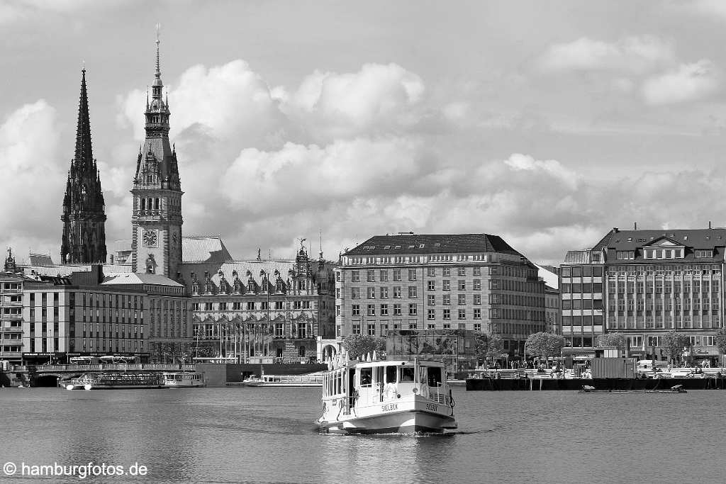 hamburg_schwarzweiss_033 Hamburg | Skyline mit Binnenalster und Alsterschiff, Rathaus und St. Nikolai im Hintergrund