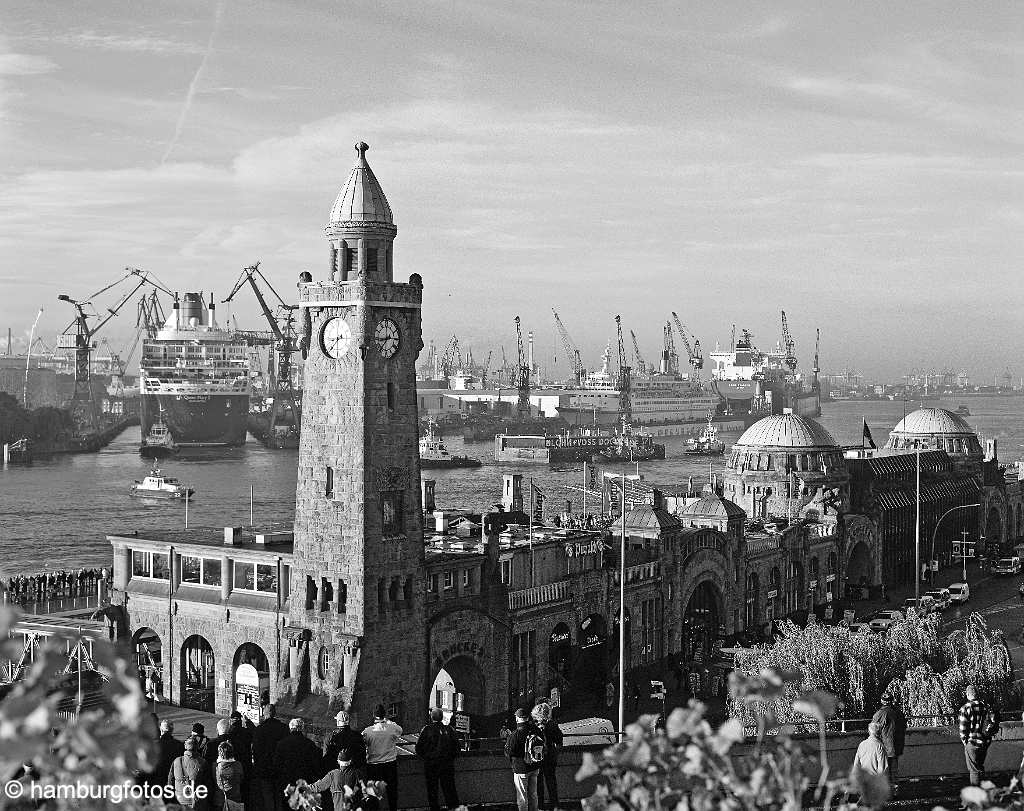 hamburg_schwarzweiss_039 Hamburg | Hamburger Hafen, Kreuzfahrtschiff Queen Mary 2 bei Blohm+Voss, Luxusliner, Werft, Morgenrot