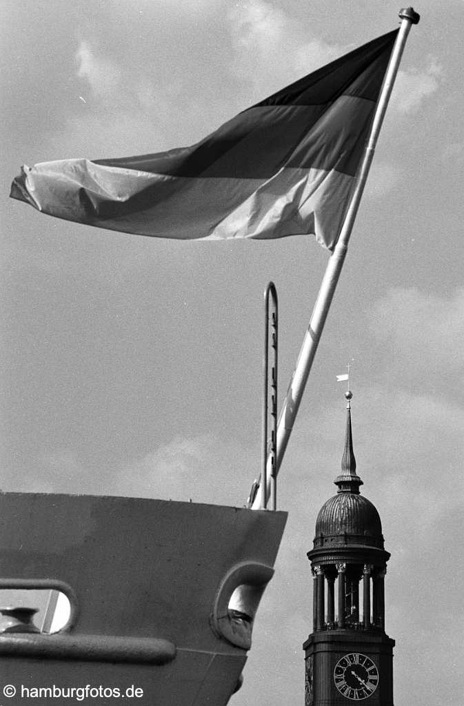 hamburg_schwarzweiss_040 Hamburg | Hafengeburtstag | Hamburger Hafen, St. Michaelis, Michel, Schiffsheck mit Fahnenmast, deutsche Fahne, Hamburg Bilder in schwarzweiss, schwarz-weiss