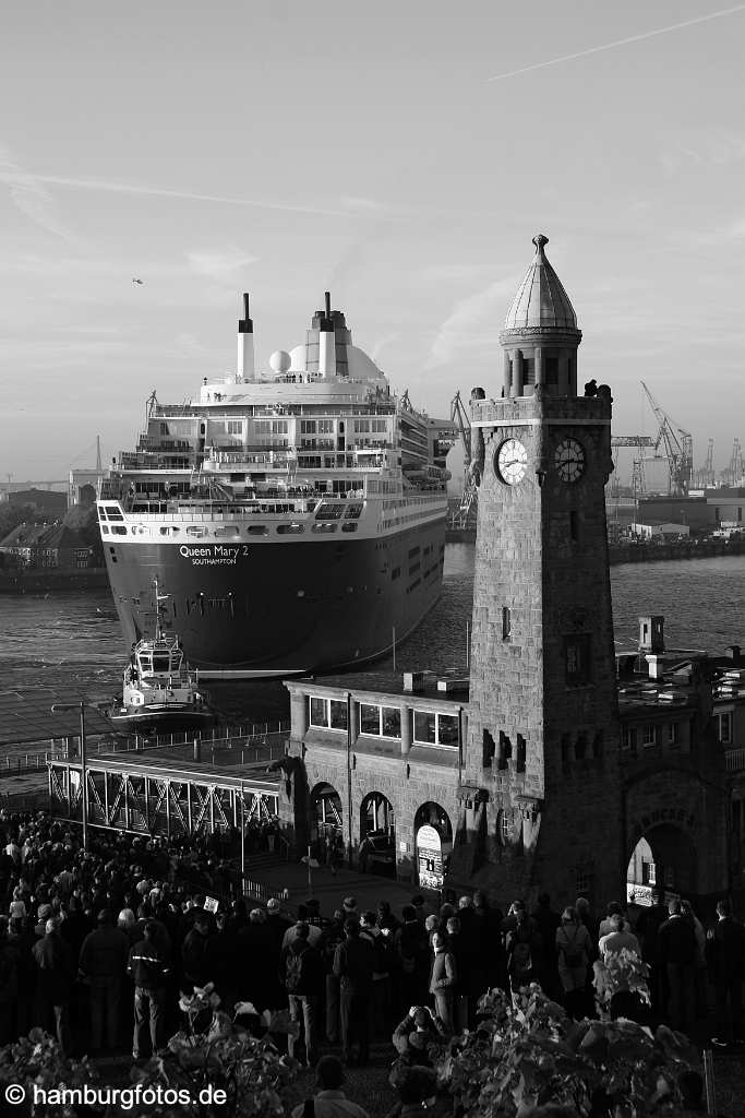 hamburg_schwarzweiss_041 Hamburg | Kreuzfahrtschiff Queen Mary 2 beim eindocken Blohm+Voss, Trockendock Elbe 17, Landungsbruecken, Hamburg Bilder in schwarzweiss, schwarz-weiss