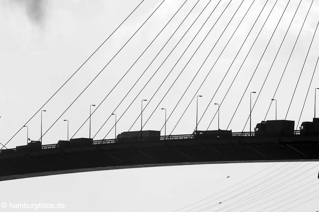 hamburg_schwarzweiss_048 Köhlbrandbrücke, Hängebrücke, Brückenpfeiler, Stahlseile, Verkehr, Transport, Himmel, Sky | Hamburg, Brücke, Brücken