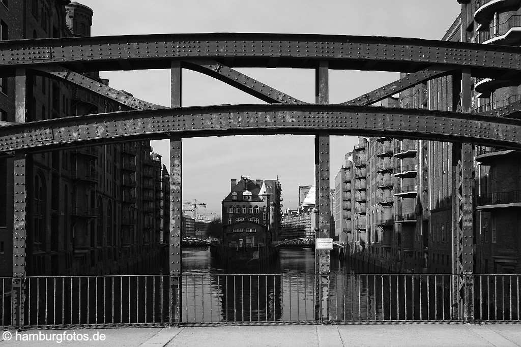 hamburg_schwarzweiss_049 Hamburg | Hamburg Altstadt (PLZ 20457) | Speicherstadt, Wasserschloesschen, Hollaendischbrookfleet, Wandrahmsfleet, Poggenpohlbruecke | historische Speicher, Laeger, Fleete, Bruecke, Hamburg Bilder in schwarzweiss, schwarz-weiss