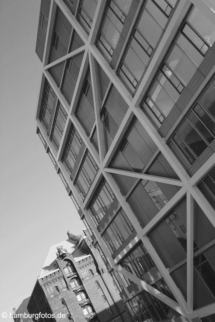 hamburg_schwarzweiss_051 Hafencity Hamburg: Neubau am Sandtorkai, Sandtorhafen, Buerohaus im Hintergrund die Speicherstadt | Architektur, Medienstadt, Immobilien