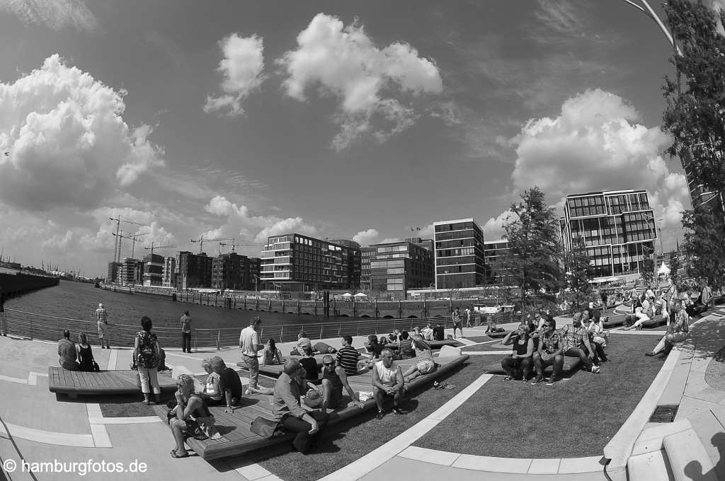 hamburg_schwarzweiss_070 Hamburg-Hafencity waehrend der Hamburg Cruise Days 2008. Besucher tummeln sich auf den neu angelegten Terrassen. Es ist ein schoener Tag, die Sonne strahlt. Aufnahmen in Fisheye Optik.