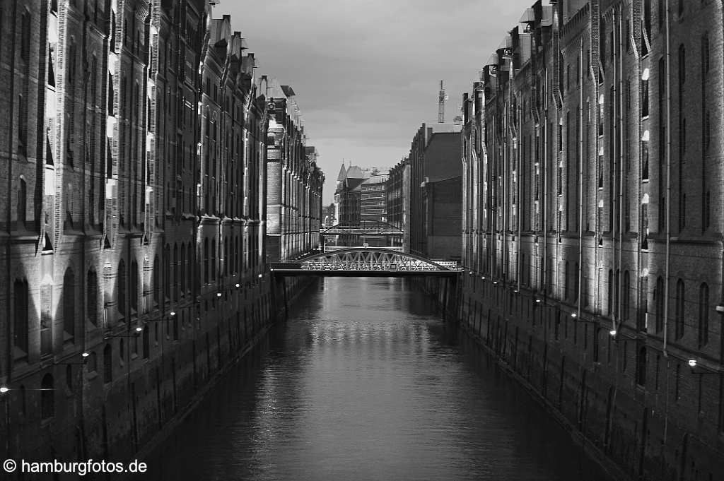 hamburg_schwarzweiss_071 Hamburg bei Nacht, die historische Speicherstadt | blau, blaue stunde, daemmerung, fleet, hafen, Hamburg, lagerhaus, lichter, nacht, wasser