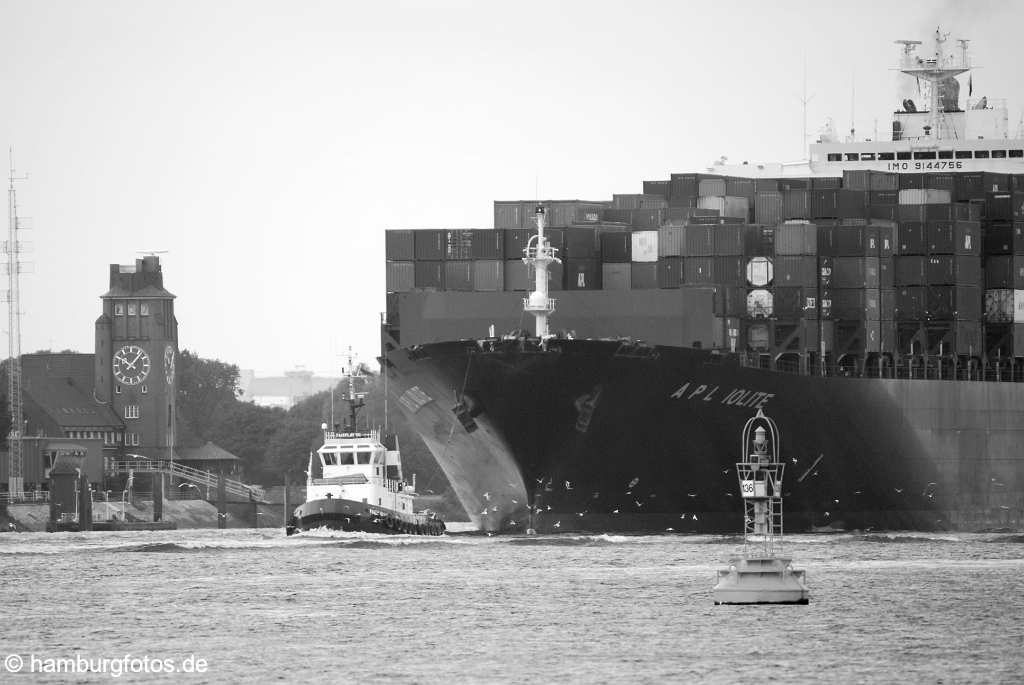 hamburg_schwarzweiss_073 Hamburg Bilder in schwarzweiss, schwarz-weiss, Lotsenstation mit Containerschiff