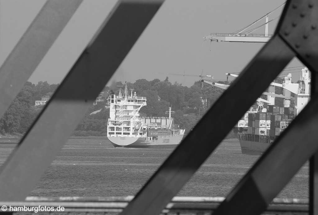 hamburg_schwarzweiss_080 Hamburg | Containerschiffe im Waltershofer-Hafen, Hamburg Bilder in schwarzweiss, schwarz-weiss