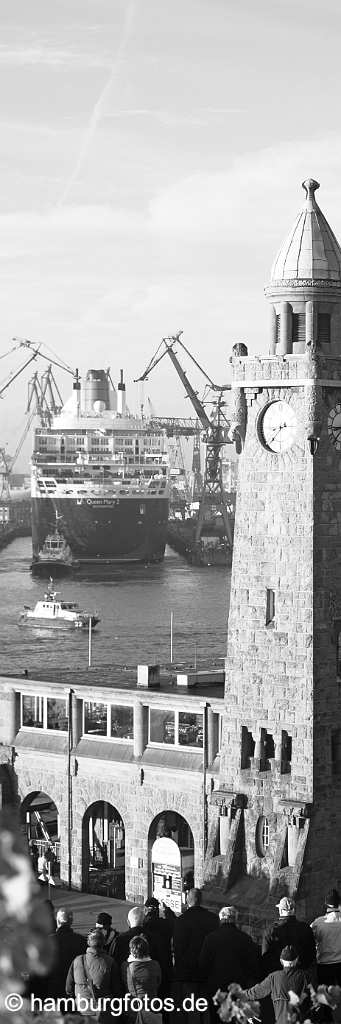 hamburg_schwarzweiss_082 Hamburg | Hamburger Hafen, Kreuzfahrtschiff Queen Mary 2 bei Blohm+Voss, Luxusliner, Werft, Morgenrot