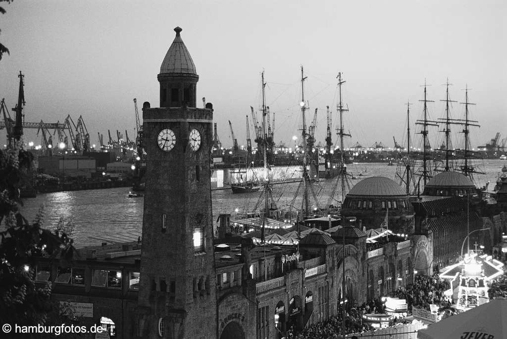 hamburg_schwarzweiss_085 Hamburg Landungsbruecken im Abendrot, Elbe, Docks, Masten