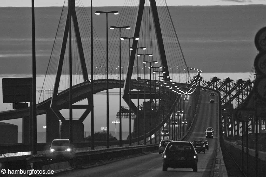 hamburg_schwarzweiss_090 Skyline Hamburg mit der Koehlbrandbruecke im Sonnenuntergang