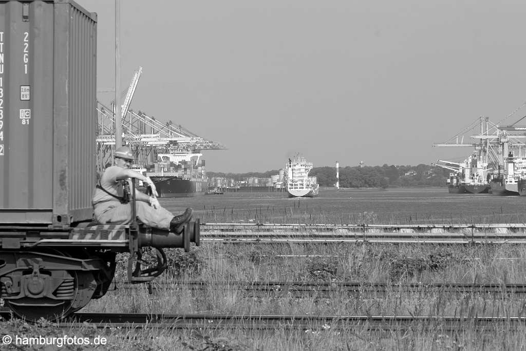 hamburg_schwarzweiss_091 Hamburg | Walterhofer Hafen, Bahnarbeiter auf Güterzug