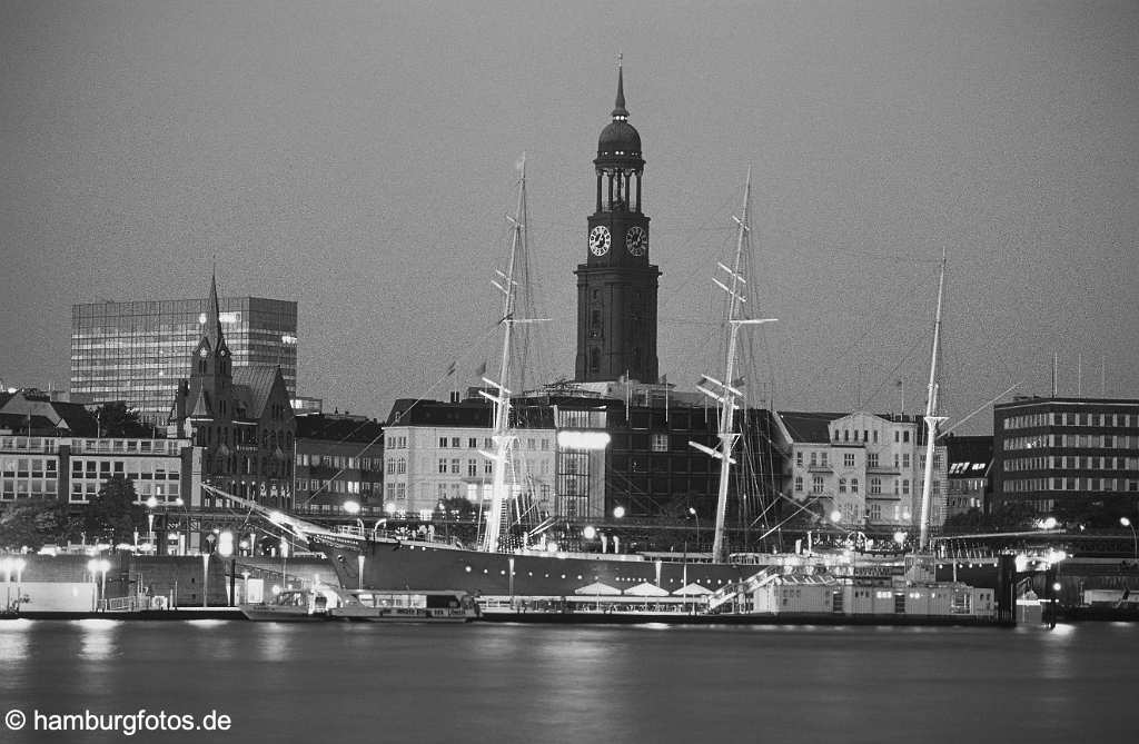 hamburg_schwarzweiss_094 Hamburg | Michel mit Rickmer Rickmers