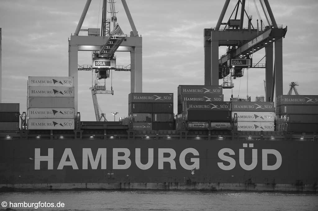 hamburg_schwarzweiss_098 Hamburg bei Nacht, HHLA Containerterminal mit Schiff der Reederei Hamburg Süd. Lichter spiegeln sich im Wasser.