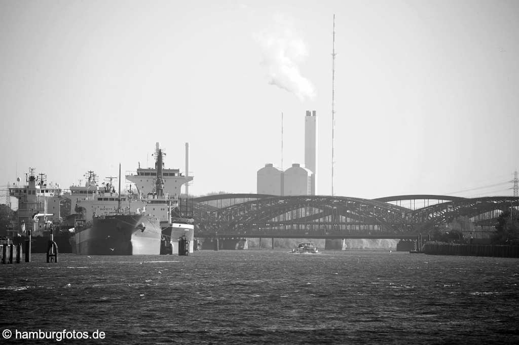 hamburg_schwarzweiss_110 Elbe im Hamburger Hafen, Containerschiffe, Elbbrücken, KKW Tiefstack