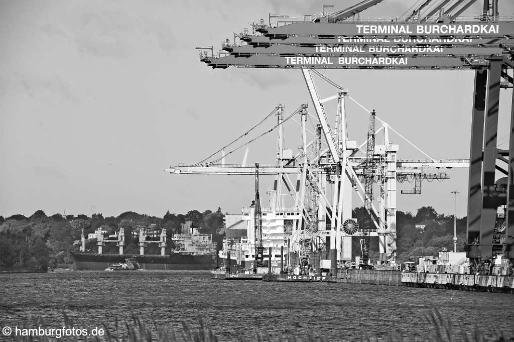 hamburg_schwarzweiss_112 HHLA Containerterminal, Schiff im Elbstrom