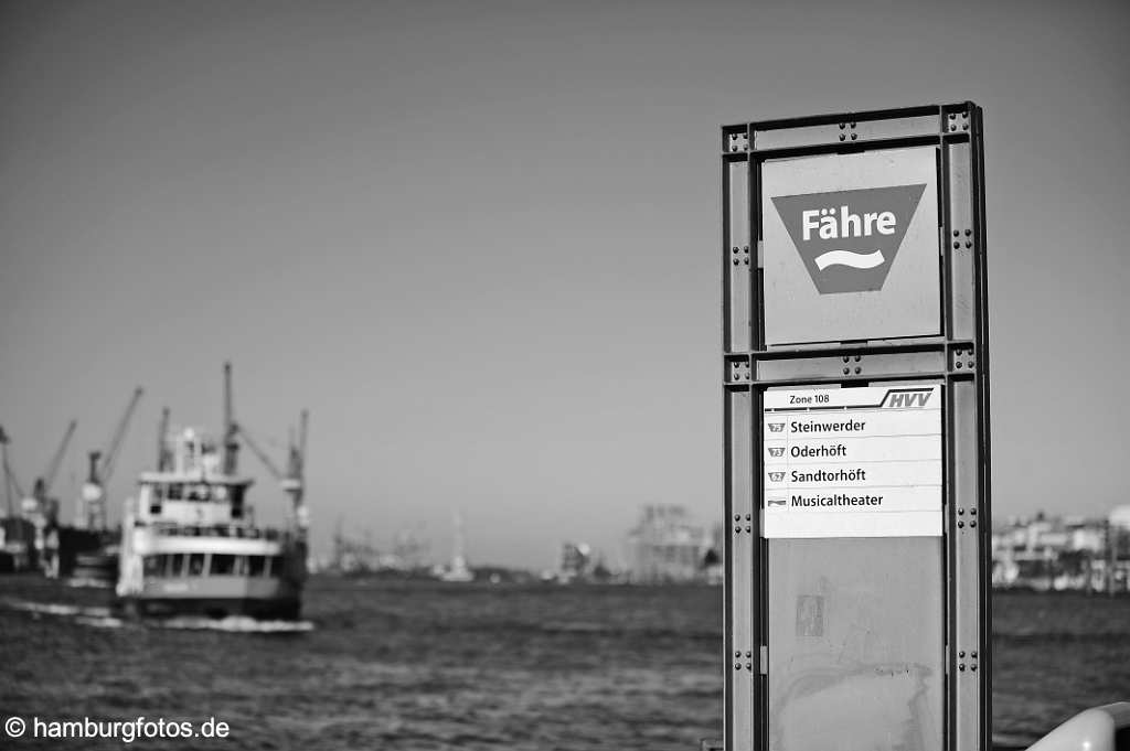 hamburg_schwarzweiss_113 Landungsbrücken, Fähranleger, Elbe, Hafenfähre