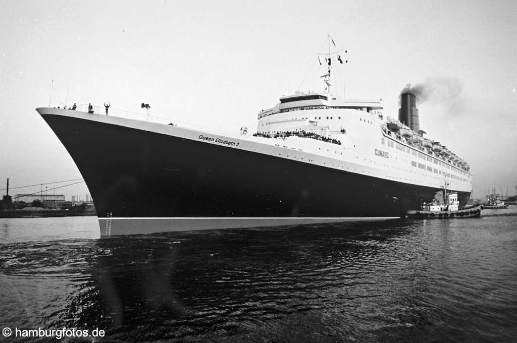 hamburg_schwarzweiss_128 Luxusliner Queen Elizabeth 2 in den 70er Jahren im Hamburger Hafen