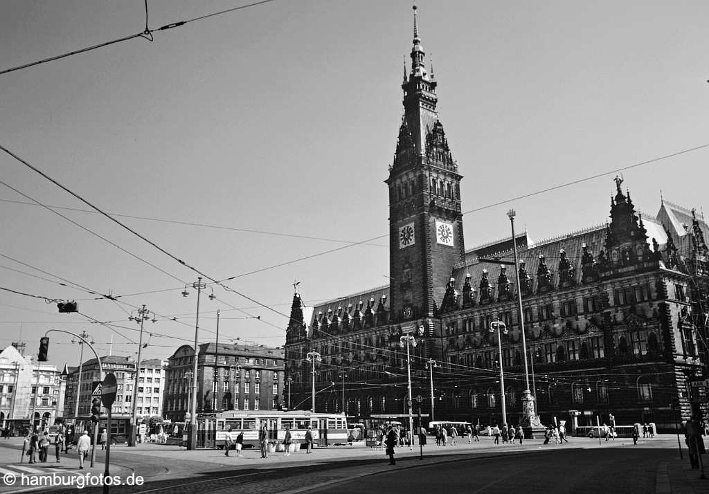 hamburg_schwarzweiss_129 Hamburger Rathaus mit Strassenbahn in den 70er Jahren