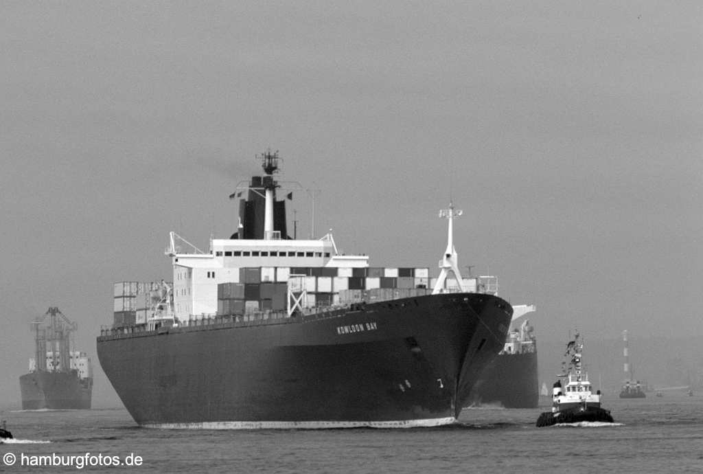 hamburg_schwarzweiss_130 Hamburg damals | Containerschiff der ersten Generation auf der Elbe bei Blankenese ca. 70er Jahre