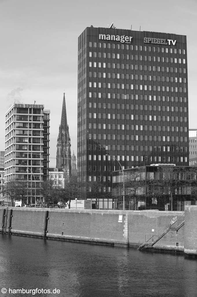 hamburg_schwarzweiss_157 Hamburg, Verlagshaeuser an der Willy-Brandt-Str., dazwischen das Mahnmal St. Nikolai.