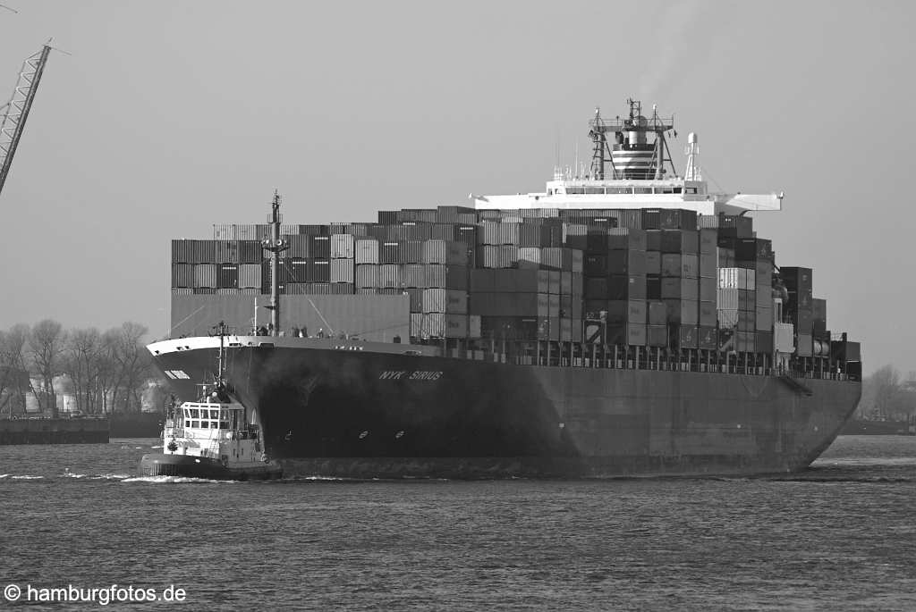 hamburg_schwarzweiss_163 Hansestadt Hamburg | Containerschiff mit Schlepper vor Neumühlen