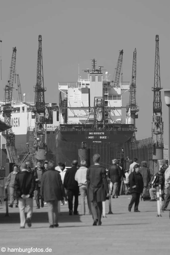 hamburg_schwarzweiss_165 Hamburg | Hamburger Hafen, Promenade bei den St. Pauli Landungsbrücken | Blohm+Voss, Dock, Hamburg, Hamburger, Hansestadt, Leute, Menschen, Passanten, Schiffe, Touristen, Werft